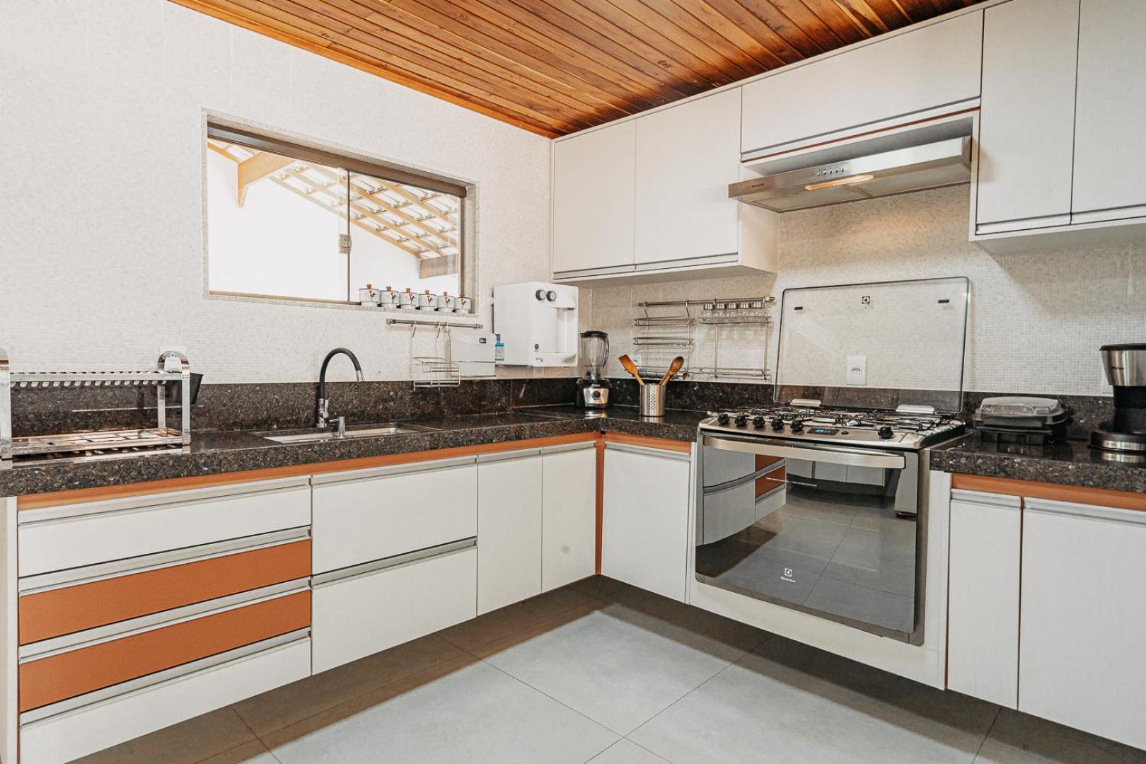 Casadecastelhanos, Quadra Do Mar De Castelhanos, 4 Suites Com Ar, Churrasqueira, Piscina, Hidromassagem, Cozinha Integrada Gourmet Ideal Para Familia E Amigos Anchieta  Exterior photo